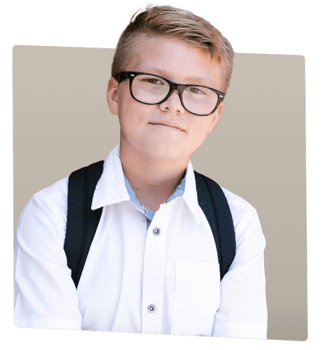 Junge in der Grundschule freut sich über gute Noten durch Nachhilfe